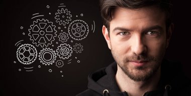Koyu arka plan üzerinde genç bir işadamı portresi