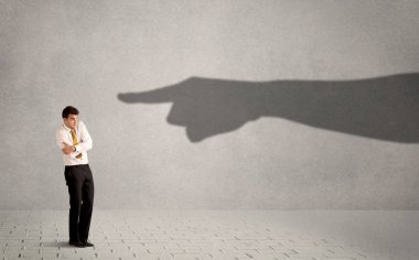 İş kişi ona kavram gösteren büyük gölge ele arıyorsunuz