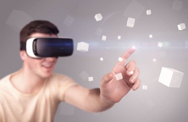 Adam sanal gerçeklik gözlüğü takıyor.