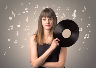 Vinil kaydı tutan kadın