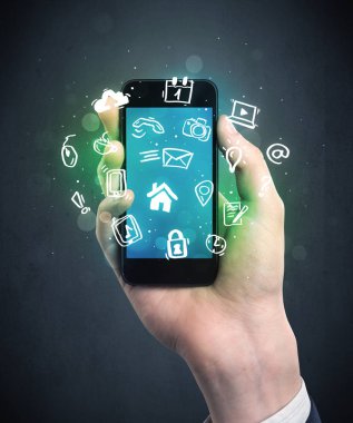 El ele tutuşan akıllı telefon.