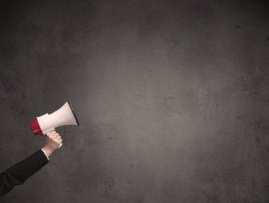 Düz arka plan üzerinde megafon