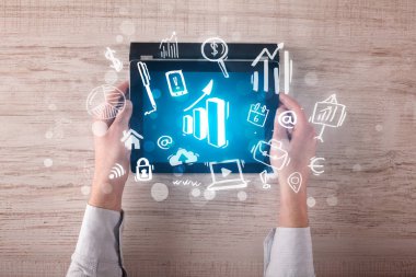 Tablet üzerinde çalışan eller iş