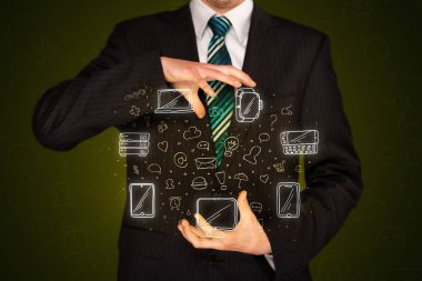 Ağ simgeleri tutan işadamı