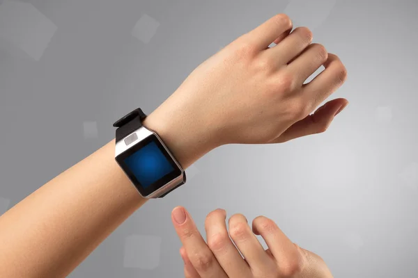 Femme main portant smartwatch — Photo