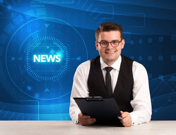 Moderne televisie presentator vertellen van het nieuws met tehnology achtergrond — Stockfoto