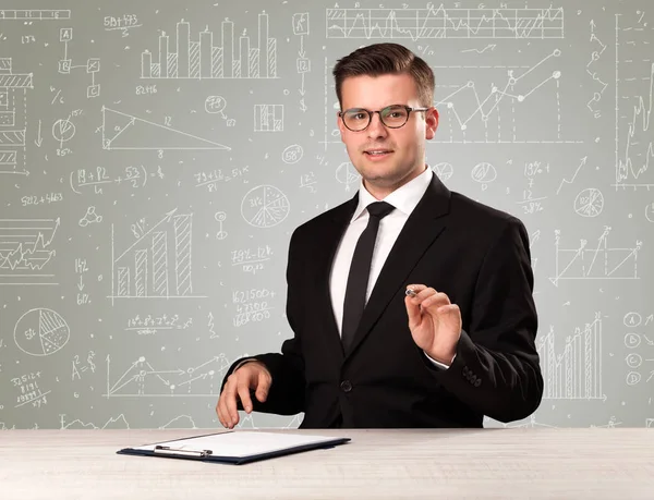 Homme d'affaires assis à un bureau — Photo