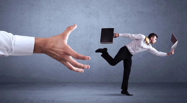 Geschäftsmann läuft aus der Hand — Stockfoto