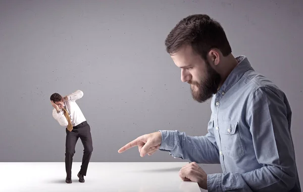 Jungunternehmer kämpft mit Miniaturunternehmer — Stockfoto