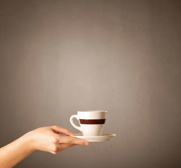 Tazza di caffè con mano femminile — Foto Stock