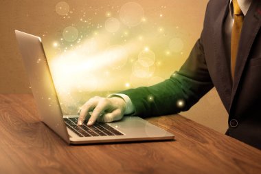 İşadamı laptopta hızlı çalışıyor.