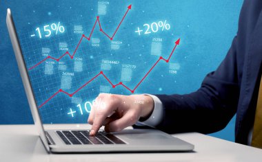 Satıcı dizüstü bilgisayarla grafikle çalışıyor.