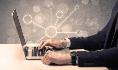 Dizüstü bilgisayarda yazan bilim işçisi