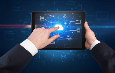 Tablet bulut office konseptiyle ilk kişi görünümü