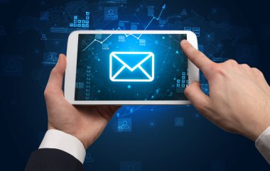 Tablet ile online kavramı kullanarak ele