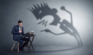 Çalışan adam ve o diye bağıran gölgesi korkuyor