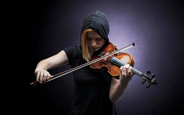 Violinista tocando el instrumento con empatía — Foto de Stock