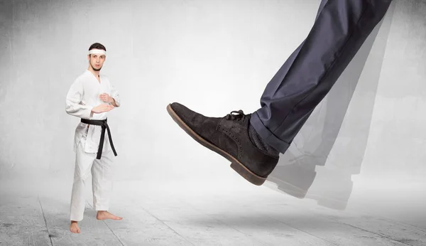 Gran pie pisotear el concepto de entrenador de karate —  Fotos de Stock