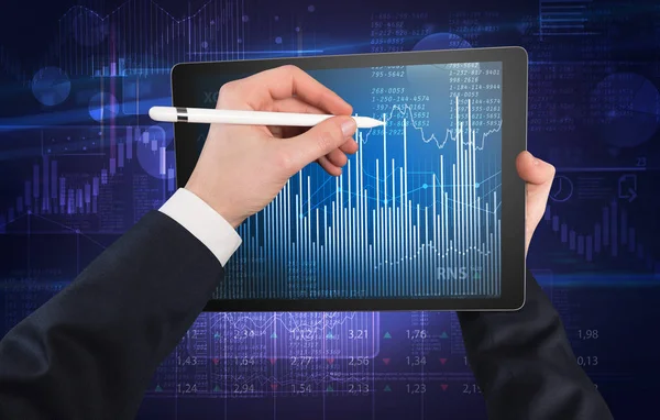 Uso manual de la tableta y comprobación del concepto de informe financiero —  Fotos de Stock