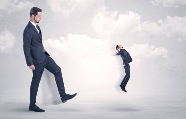 Büyük patron küçük çalışan tekme