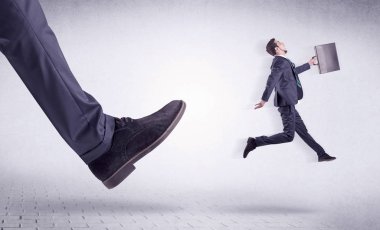 Genç bir işçi tarafından Koca ayak evden attı