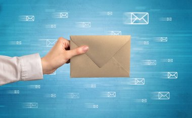 Zarf mesaj sembolleri tutan el