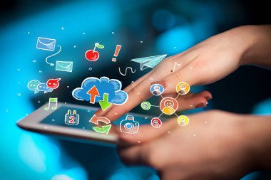 Tablet ile sosyal simgeler dokunmadan parmak