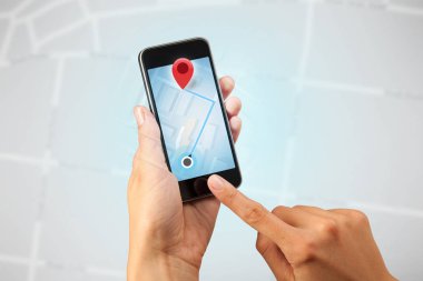 Akıllı telefon tutan bir kadın.