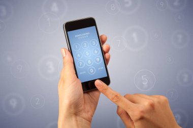 Akıllı telefon tutan bir kadın.