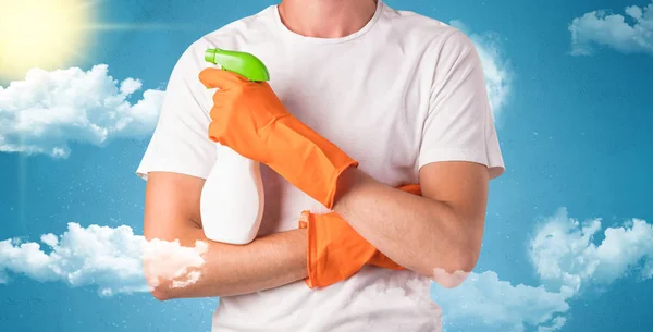 Zonnige concept met huishoudster en oranje handschoenen — Stockfoto