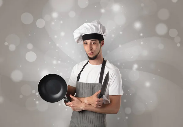Manlig kock med glänsande grå tapet — Stockfoto