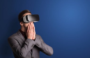 İşadamı ile sanal gerçeklik koruyucu gözlük