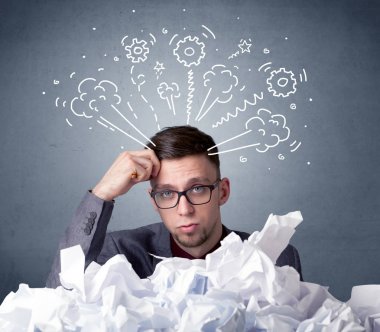 İşadamı buruşuk kağıt arkasında