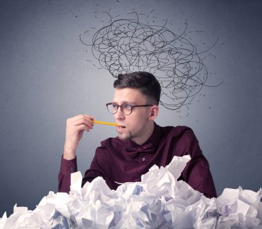 İşadamı buruşuk kağıt üzerinde