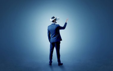 İşadamı vr gözlük ile boş bir odada