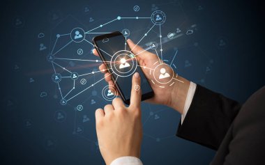 İnsanlar kavramı bağlanmak için Smartphone kullanarak ele