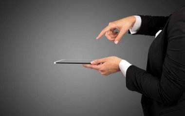 Mockup el holding tablet