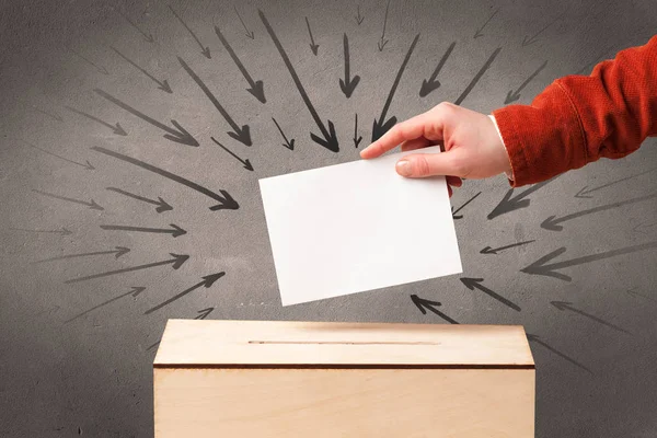 Close-up de uma urna e votação de elenco — Fotografia de Stock