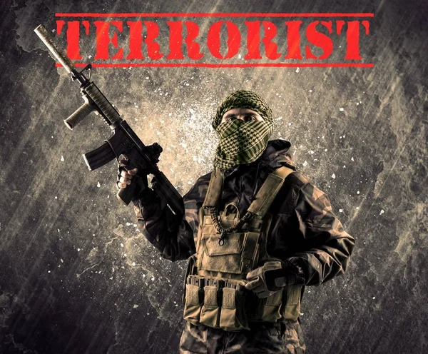 Peligroso hombre enmascarado y armado con signo terrorista en el fondo gruñón — Foto de Stock