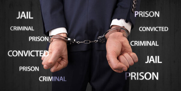 Близко осужденный с этикетками и наручниками
