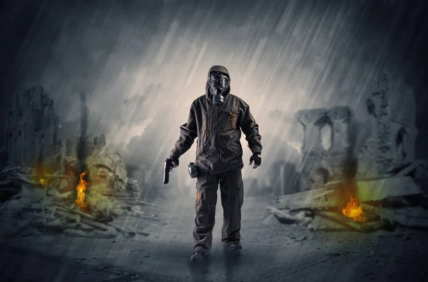 After catastrophe men coming in gas mask and arms — Stock Photo, Image