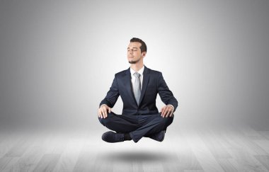 İşadamı bir boşluk kavramı içinde meditasyon