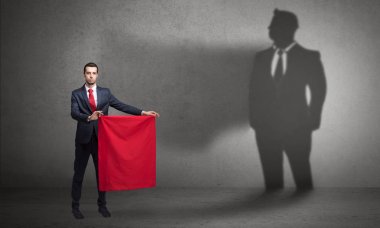 Boğa güreşçisi kavramı ve onun gölgesi arka planda ile işadamı