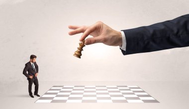Büyük el kavramı ile satranç oynarken küçük iş adamı