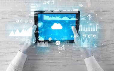 Tablet tutarak ve finantial rapor kavramı kontrol el