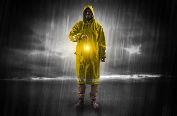 Homme marchant dans la tempête avec lanterne — Photo