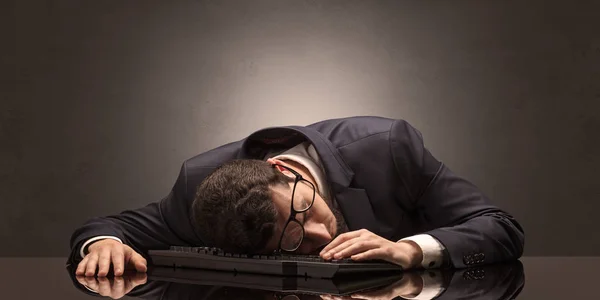 Geschäftsmann schlief am Arbeitsplatz ein — Stockfoto