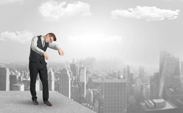 Un hombre de negocios soñoliento en la cima de la ciudad — Foto de Stock