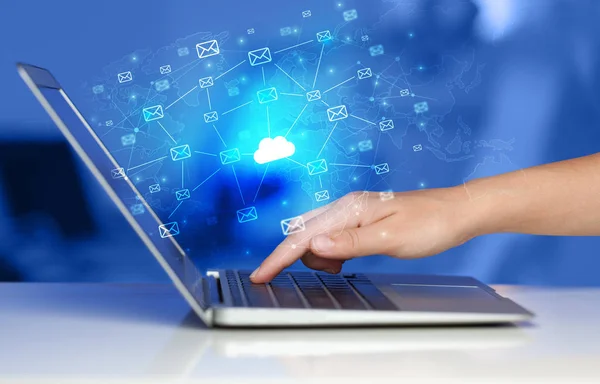 Mano utilizzando laptop con concetto di sistema di cloud computing centralizzato — Foto Stock