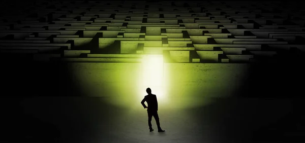 Empresário iniciando um desafio labirinto escuro — Fotografia de Stock